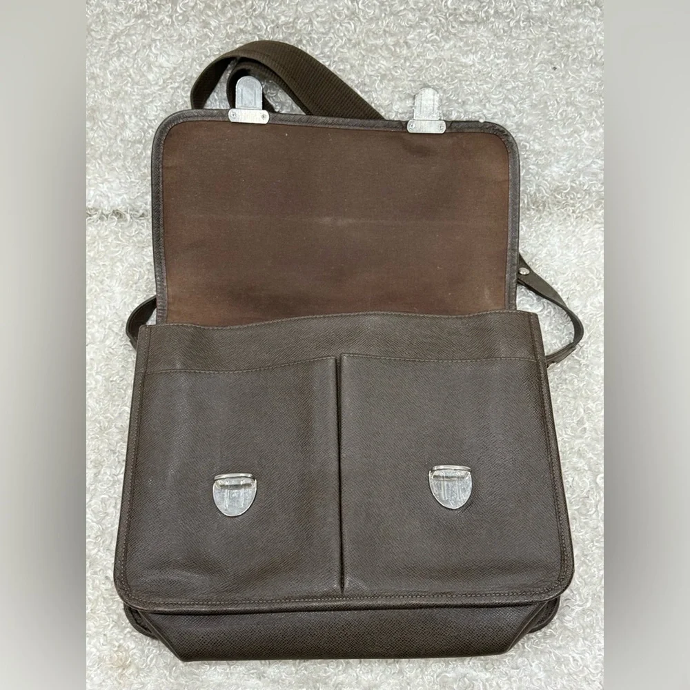 Louis Vuitton Taiga Messenger Bag